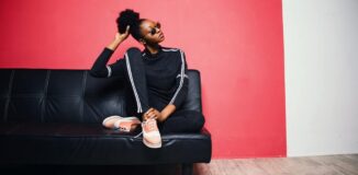 Kobieta-w-czarnym-dresie-na-kanapie