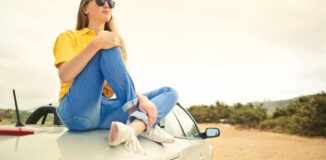 Dziewczyna-siedzaca-na-samochodzie