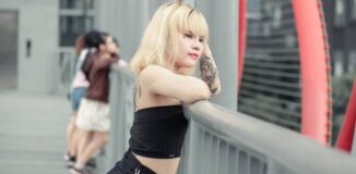 Blondynka-ubrana-na-czarno-na-moscie
