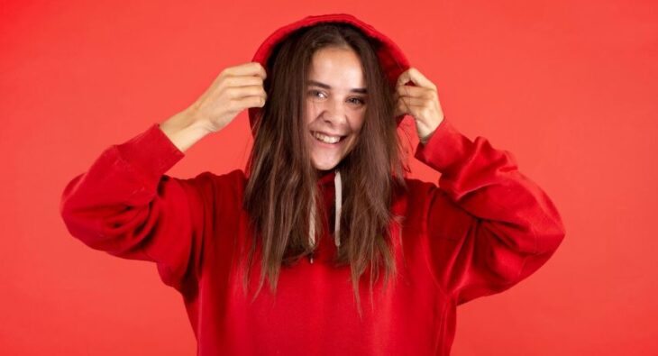 Nieznoszisz zimna? Oto dlaczego damskie bluzy z kapturem to twoja modowa tarcza na chłodne dni!